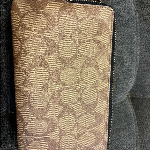 Coach Double Zip Wristlet. - Picture 2 of 8